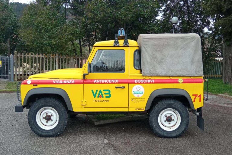 Vista laterale di automezzi pickup Land Rover giallo Protezione Civile e antincendio boschivo