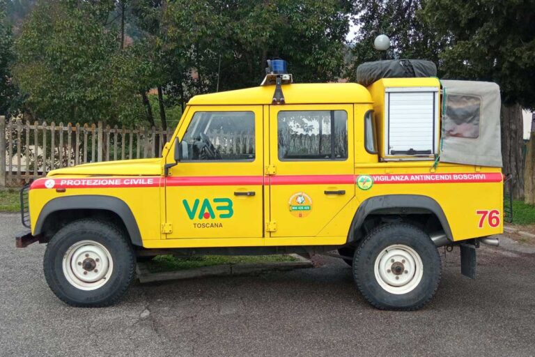 Vista laterale di automezzi pickup Land Rover giallo Protezione Civile e antincendio boschivo