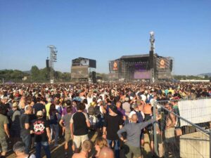 Vista di persona ad un concerto con parco sullo sfondo