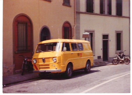 Vecchia foto di pulmino giallo parcheggiato accanto ad una casa
