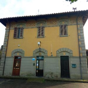 Vista di palazzina di due piani con tre finestre