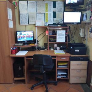 Vista di scrivania con monitor e stampante